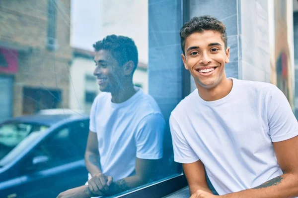 Joven Latino Sonriendo Feliz Apoyado Pared Ciudad —  Fotos de Stock