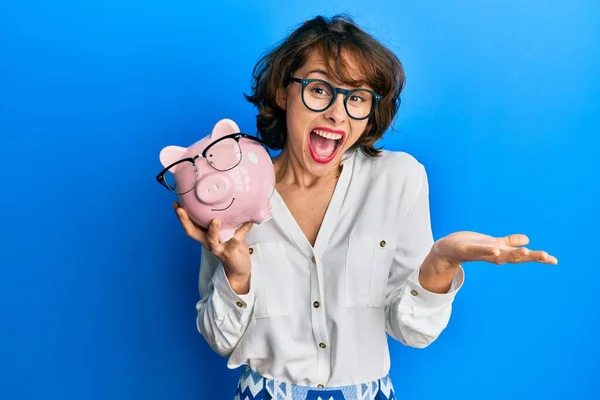 Jong Brunette Vrouw Holding Piggy Bank Met Bril Vieren Prestatie — Stockfoto