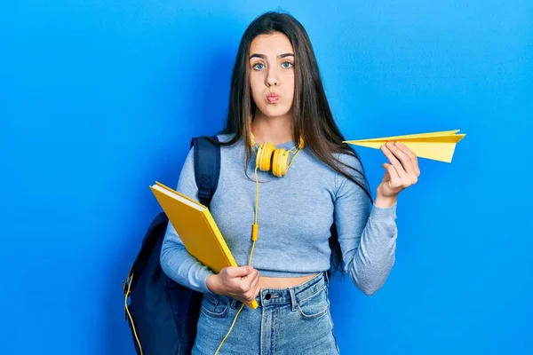 Junge Brünette Teenager Studentin Mit Büchern Und Papierflieger Die Mit — Stockfoto