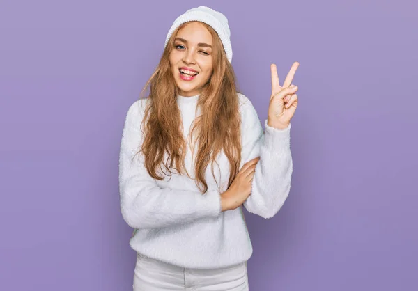 Mladá Běloška Oblečená Vlněného Svetru Zimní Čepice Šťastně Usmívá Mrká — Stock fotografie