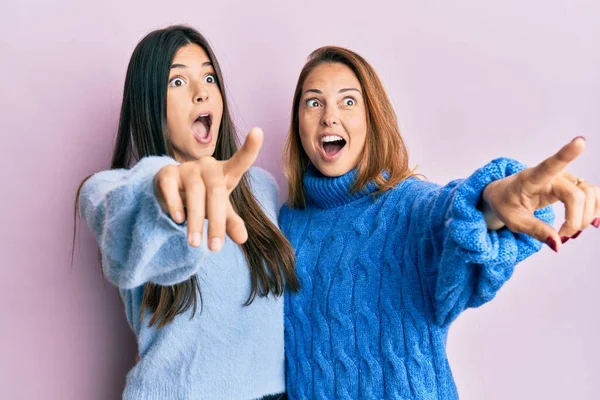 Família Hispânica Mãe Filha Usando Suéter Inverno Apontando Com Dedo — Fotografia de Stock