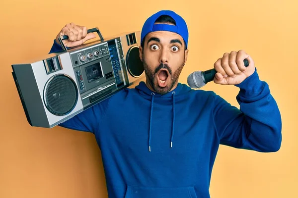 Mladý Hispánec Drží Boombox Poslouchá Hudbu Zpívající Mikrofonem Strach Šokovaný — Stock fotografie