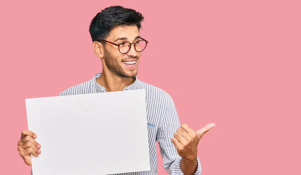 Jonge Knappe Man Houdt Lege Banner Wijzen Duim Naar Zijkant — Stockfoto