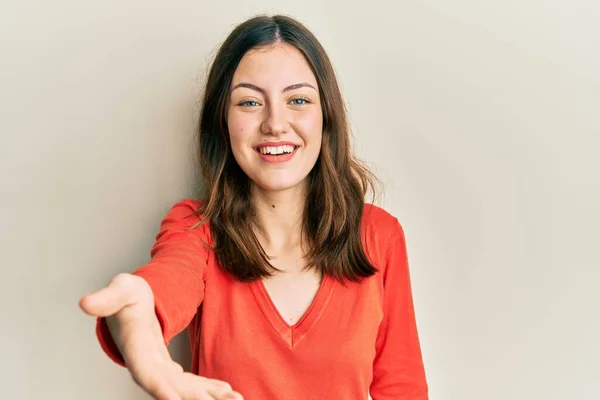 Jonge Brunette Vrouw Dragen Casual Kleding Glimlachend Vriendelijk Aanbieden Van — Stockfoto