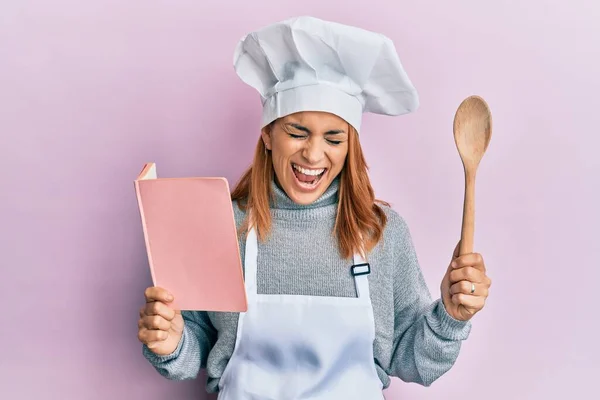 Spanyol Aşçı Kadın Yemek Tarifi Kitabı Okuyor Gülüşmeler Kahkahalar Atıyor — Stok fotoğraf
