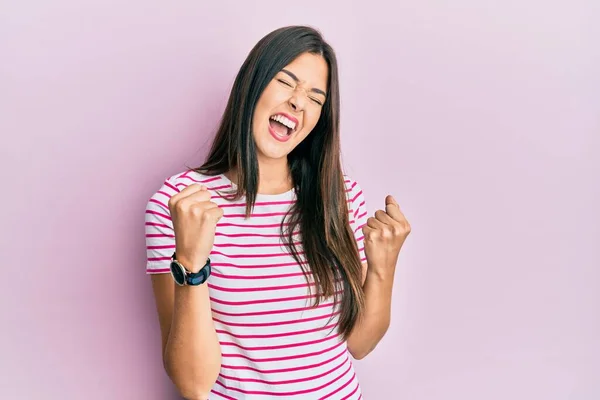 Joven Morena Vestida Con Ropa Casual Sobre Fondo Rosa Celebrando — Foto de Stock