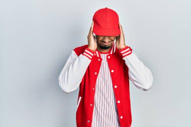 Beyzbol üniforması giyen, başı ağrıyan genç Afrikalı Amerikalı bir adam. Stres yüzünden. migren ağrısı. 