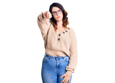 Güzel, genç, esmer, sıradan kıyafetler ve gözlük takan bir kadın mutsuz ve kızgın görünüyor. Reddedildiğini gösteriyor. kötü ifade. 