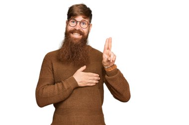 Genç İrlandalı kızıl elbiseli, gözlüklü, gülümseyen, elleri göğsünde, parmakları havada yemin eden, sadakat yemini eden bir adam. 