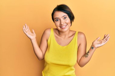 Kısa saçlı, sıradan kıyafetler giyen, kolları açık, kafası karışık, hiçbir fikri olmayan ve şüpheli bir yüzü olan güzel bir kadın.. 