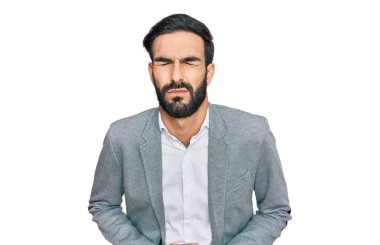 Genç İspanyol bir adam midesi üstünde iş kıyafetleri giyiyor çünkü hazımsızlık, acı verici bir hastalık kendini iyi hissetmiyor. Ağrı kavramı. 