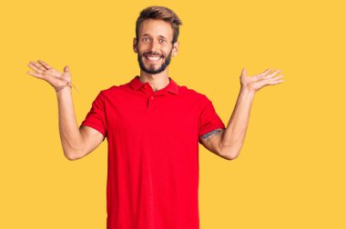 Sarışın, sakallı, sıradan kıyafetler giyen, çılgın kutlamalar yapan, başarılı kolları havada ve gözleri açık, heyecanlı bir şekilde haykıran yakışıklı bir adam. Kazanan konsept 