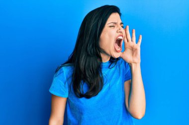 Genç İspanyol kadın gündelik kıyafetler giyip el ele tutuşarak bağırıyor ve çığlık atıyordu. iletişim konsepti. 