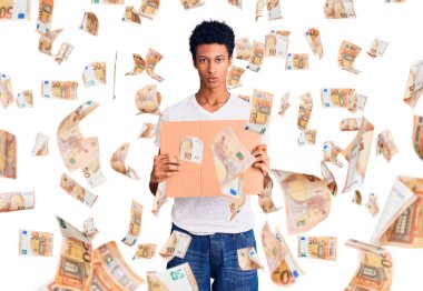 Afro-Amerikalı genç adam elinde pankart tutuyordu. Düşünce tarzı ve ayık ifadesi. Kendine güveni tamdı.