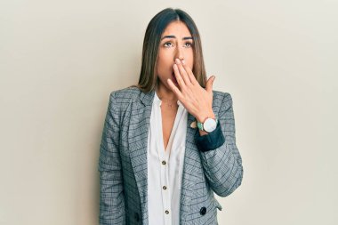 İş elbiseleri giyen genç İspanyol kadın ağzıyla esnemekten sıkılmış. Huzursuz ve uykulu.. 