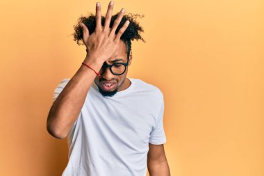 Sakallı, beyaz tişörtlü ve gözlüklü Afro-Amerikalı bir genç. Yanlışlıkla el ele tutuşan gözlüklü. Hatayı hatırla. Unuttum, kötü hafıza kavramı. 