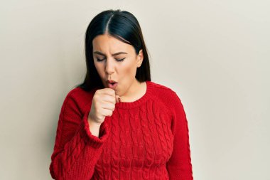 Kışın yün kazak giyen güzel esmer kadın kendini kötü hissediyor ve soğuk algınlığı veya bronşitin belirtisi olarak öksürüyor. sağlık hizmeti kavramı. 