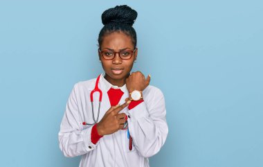 Genç Afro-Amerikan kadın doktor üniforması ve steteskop giyiyordu. Aceleyle saati, sabırsızlığı ve rahatlamış bir ifadeyle kameraya bakıyordu. 