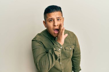 Genç latin adam gündelik giysiler giyip el ele tutuşuyor gizli söylentiler yayıyor, kötü niyetli konuşmalar fısıldıyor. 