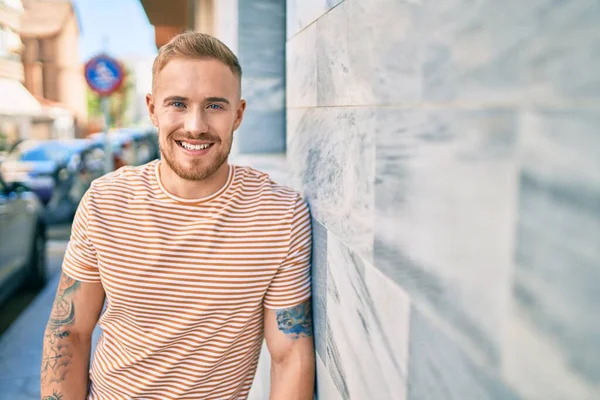 Junger Irischer Mann Lächelt Glücklich Die Wand Gelehnt Der Straße — Stockfoto