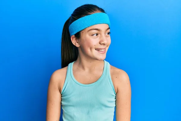 Menina Morena Bonita Vestindo Sportswear Diadema Olhando Para Lado Com — Fotografia de Stock