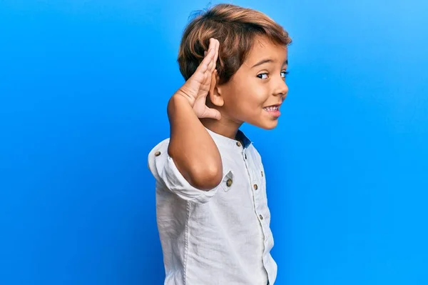 Förtjusande Latinsk Grabb Vardagskläder Som Ler Med Handen Över Örat — Stockfoto