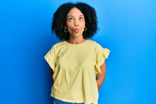 Νεαρή Αφροαμερικανή Που Φοράει Καθημερινά Ρούχα Και Κάνει Γκριμάτσες Χείλη — Φωτογραφία Αρχείου