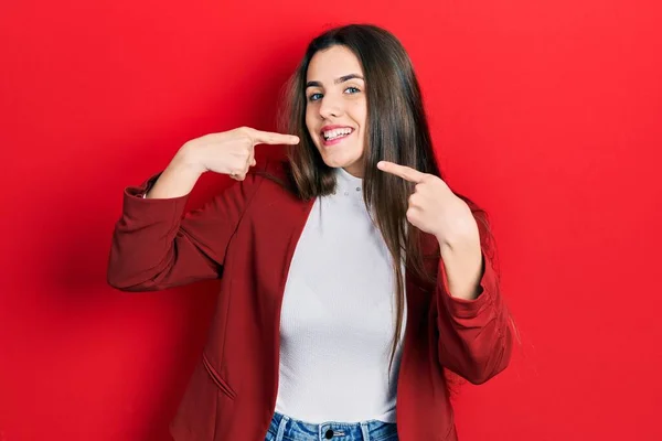 Junge Brünette Teenager Businessjacke Lächeln Fröhlich Und Zeigen Mit Fingern — Stockfoto