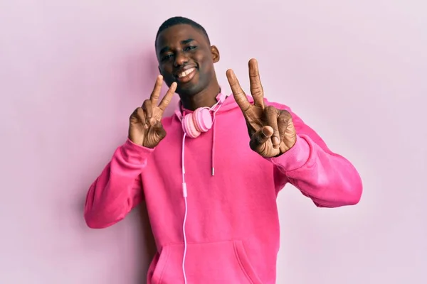 Jeune Homme Afro Américain Portant Des Vêtements Gymnastique Utilisant Des — Photo
