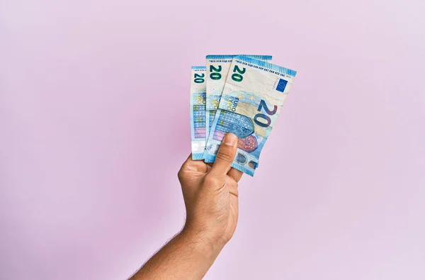 Mano Hispana Sosteniendo Billetes Euros Sobre Fondo Rosa Aislado —  Fotos de Stock