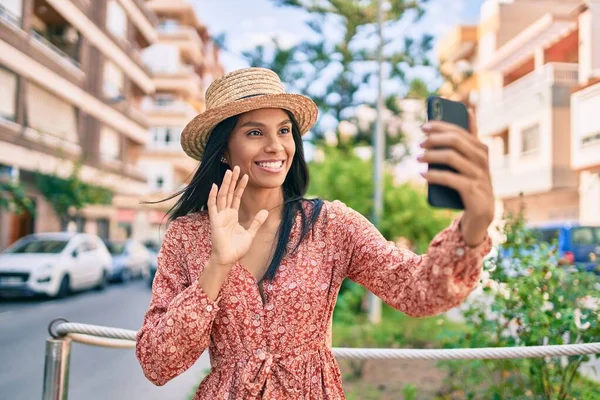 Jovem Afro Americana Turista Mulher Férias Fazendo Videochamada Usando Smartphone — Fotografia de Stock