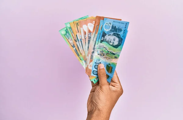 Mano Hispana Sosteniendo Billetes Dólares Australianos Sobre Fondo Rosa Aislado —  Fotos de Stock
