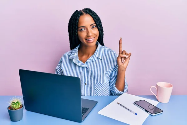 Hermosa Mujer Hispana Trabajando Oficina Con Laptop Sorprendida Con Una —  Fotos de Stock