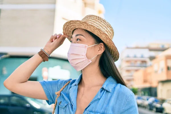 Νεαρή Κινέζα Τουρίστρια Που Φοράει Ιατρική Μάσκα Περπατώντας Στο Δρόμο — Φωτογραφία Αρχείου