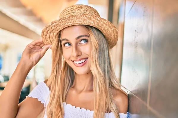 Joven Chica Turista Rubia Sonriendo Feliz Apoyado Pared — Foto de Stock