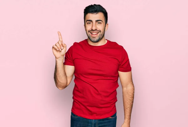 Homem Hispânico Com Barba Vestindo Casual Camiseta Vermelha Mostrando Apontando — Fotografia de Stock