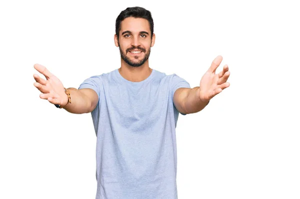 Jovem Hispânico Vestindo Roupas Casuais Olhando Para Câmera Sorrindo Braços — Fotografia de Stock