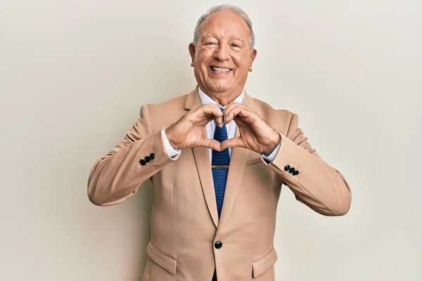 Senior Kaukasische Man Draagt Een Zakenpak Lachend Liefde Doet Hartsymbool — Stockfoto