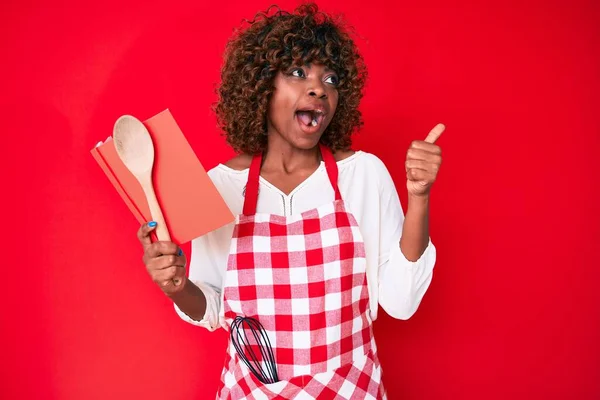 Joven Mujer Afroamericana Vistiendo Delantal Panadero Profesional Leyendo Libro Recetas —  Fotos de Stock