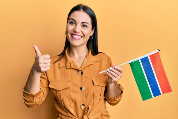 Jovem Morena Segurando Bandeira Gâmbia Sorrindo Feliz Positivo Polegar Para — Fotografia de Stock