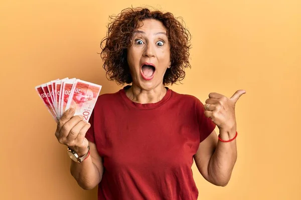 Beautiful Middle Age Mature Woman Holding Israel Shekels Banknotes Pointing — Stock Photo, Image