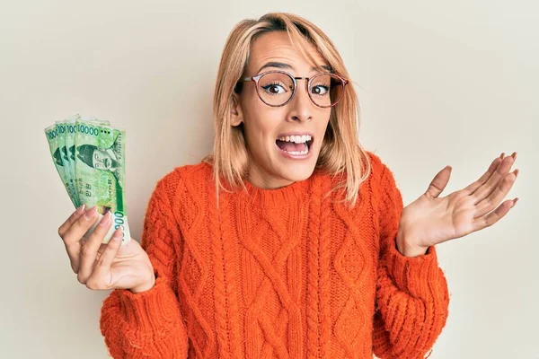 Mooie Blonde Vrouw Met 10000 Zuid Koreaanse Won Bankbiljetten Vieren — Stockfoto