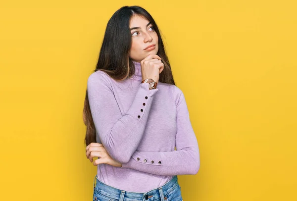 Młoda Piękna Nastolatka Swetrze Golfem Ręką Podbródku Myśląca Pytaniu Przenikliwym — Zdjęcie stockowe