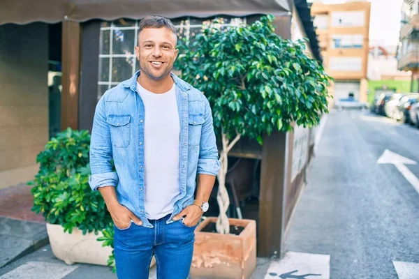 Giovane Uomo Caucasico Sorridente Felice Piedi Città — Foto Stock