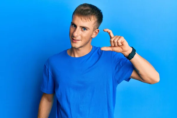 Jeune Homme Caucasien Portant Casual Shirt Bleu Geste Souriant Confiant — Photo