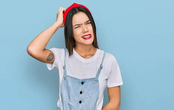 Joven Hispana Vestida Con Ropa Casual Confunde Pregunta Acerca Pregunta —  Fotos de Stock