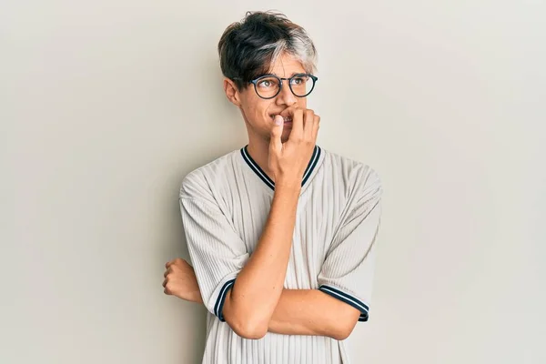 Günlük Kıyafetler Gözlük Takan Genç Spanyol Adam Gergin Gergin Görünüyor — Stok fotoğraf