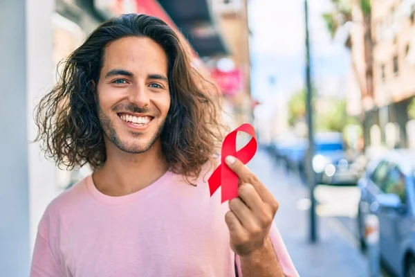 Fiatal Spanyol Férfi Mosolyog Boldog Gazdaság Hiv Tudatosság Piros Szalag — Stock Fotó