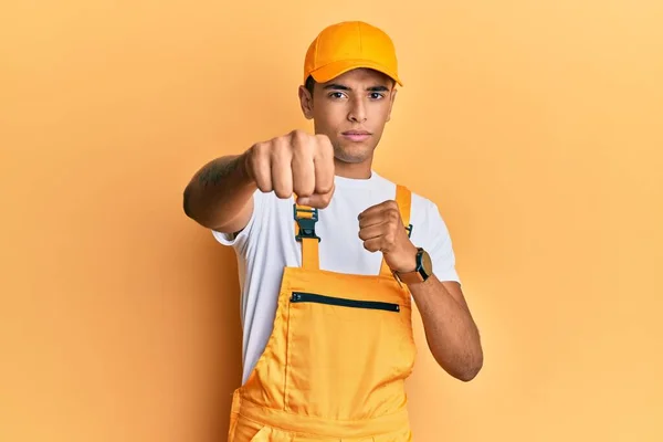 Fiatal Jóképű Afro Amerikai Férfi Visel Ezermester Egyenruhát Sárga Háttér — Stock Fotó