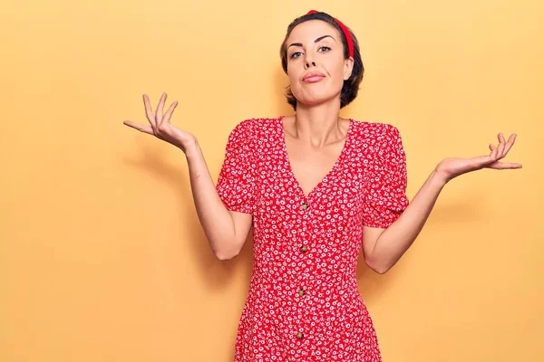 Mujer Hermosa Joven Con Vestido Casual Diadema Despistado Confundido Con —  Fotos de Stock